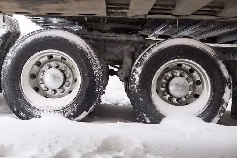 ¿Cómo puedo evitar tener un accidente grave de coche con un camión grande o un tráiler mientras conduzco en Kansas? Imagen