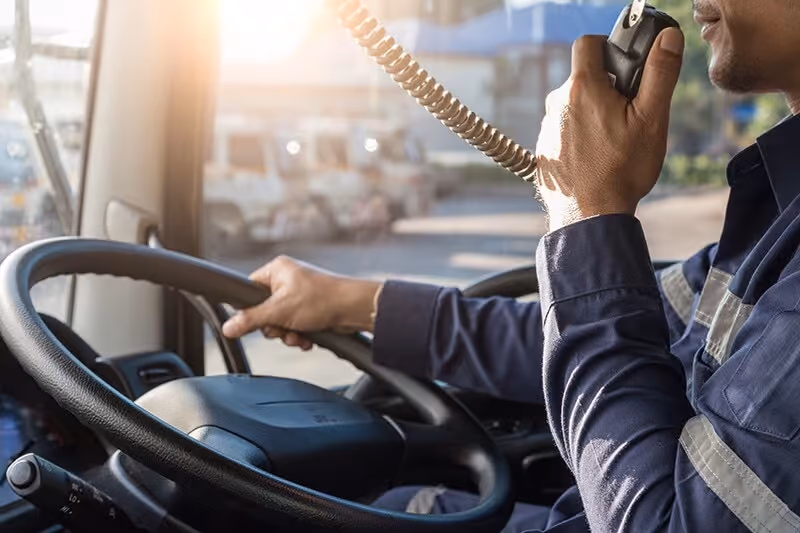 Abogado de accidentes de camión en Wichita que utiliza las normas FMCSR y ANSI/ASSP Z15.1 para demostrar la negligencia