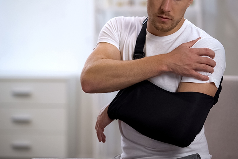 Image of man with hurt shoulder who could use the help of a Shoulder Injury Lawyer